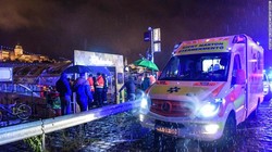 Đội cứu hộ có mặt trên bờ sông Danube (Ảnh: CNN)