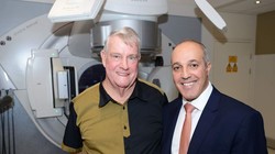 Giáo sư Porceddu (trái) cùng bệnh nhân ung thư cuống họng Searston, người đầu tiên được thử nghiệm vaccine chống ung thư (Ảnh: ABC News)