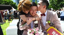 Shane Lin (giữa) được người bạn trai Marc Yuan động viên, và một người bạn khác trong lễ cưới tổ chức tại Đài Bắc hôm 24/5 (Ảnh: AFP)