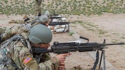 Các binh sĩ chuẩn bị khai hỏa vào mục tiêu tầm xa bằng súng tiểu liên M249 tại trường bắn của Khu bảo tồn quân sự Florence (Ảnh: USArmy)