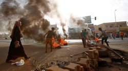 Người biểu tình chặn đường bằng cách đốt lốp xe và lát đá ở Khartoum (Ảnh: Getty)