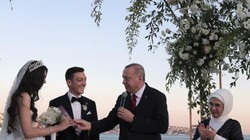 Tổng thống Erdogan trò chuyện cùng Ozil và hôn thê Amine Gulse trong lễ cưới tổ chức hôm 7/6 ở Istanbul (Ảnh: AP)
