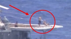 Hình ảnh cắt từ clip cho thấy các thủy thủ Nga đang tắm nắng trên tàu khu trục Đô đốc Vinogradov (Ảnh: Business Insider)