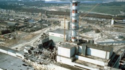 Nhà máy điện hạt nhân Chernobyl một vài tuần sau vụ nổ (Ảnh: Newsweek)