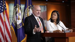 Hai đồng Chủ tịch nhóm Cấp tiến tại Hạ viện Mark Pocan (trái) và Pramila Jayapal trong cuộc họp báo mới đây (Ảnh: Newsweek)