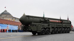 Hệ thống tên lửa đạn đạo liên lục địa có khả năng mang đầu đạn hạt nhân Yars RS-24 của Nga xuất hiện trong cuộc diễu binh trên Quảng trường Đỏ hôm 9/5/2019 (Ảnh: AFP)