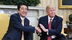 Tổng thống Mỹ Donald Trump và Thủ tướng Nhật Shinzo Abe trong một cuộc gặp tại Nhà Trắng (Ảnh: SCMP)