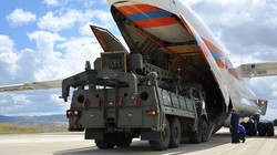 Hệ thống S-400 của Nga được chuyển tới căn cứ không quân Acinki, gần thủ đô Ankara của Thổ Nhĩ Kỳ hôm 12/7 (Ảnh: Reuters)
