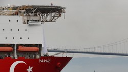 Một tàu thăm dò, khai thác dầu khí của Thổ Nhĩ Kỳ được tàu hải quân hộ tống tới Địa Trung Hải hồi tháng trước (Ảnh: AP)