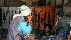 Buôn bán súng đạn trở thành nghề ăn nên làm ra ở Taez (Ảnh: AFP)