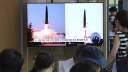 Người dân Hàn Quốc theo dõi diễn biến vụ phóng tên lửa trên truyền hình hôm 25/7 (Ảnh: SCMP)