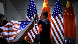 Các nhân viên chuẩn bị cho cuộc gặp song phương Mỹ-Trung bên lề Hội nghị thượng đỉnh G20 tổ chức tại Osaka, Nhật Bản hôm 29/6 (Ảnh: AFP)