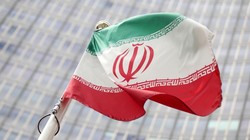 Quốc kỳ Iran treo trước trụ sở Cơ quan Năng lượng Nguyên tử Quốc tế (IAEA) ở Vienna, Áo (ảnh: Reuters)