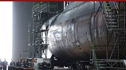 Lãnh đạo Triều Tiên Kim Jong-un thị sát "tàu ngầm mới chế tạo" hôm 23/7 (Ảnh: KCNA)