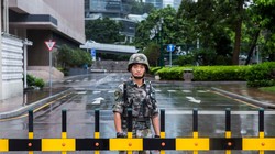 Một binh sỹ PLA đóng tại Hong Kong (Ảnh: CNN)