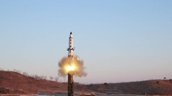 Triều Tiên phóng thêm 2 vật thể được cho là tên lửa đạn đạo tầm ngắn (Ảnh: Reuters)