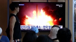 Người dân Hàn Quốc theo dõi vụ thử tên lửa mới nhất của Triều Tiên hôm 16/8 (Ảnh: Getty)