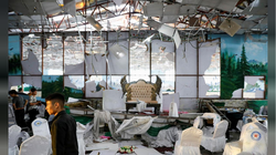 Nhân viên thu dọn hiện trường vụ đánh bom xảy ra trong sảnh cưới ở thủ đô Kabul, Afghanistan (Ảnh: Reuters)