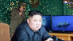 Lãnh đạo Triều Tiên Kim Jong-un thị sát một cuộc thử nghiệm vũ khí dẫn đường chiến lược mới vào ngày 4/5/2019 (Ảnh: Reuters)