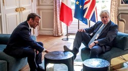 Tổng thống Pháp Emmanuel Macron và Thủ tướng Anh Boris Johnson trong một cuộc gặp hôm 22/8 (Ảnh: Reuters)