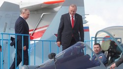 Ông Putin và ông Erdogan quan sát mẫu chiến đấu cơ Su-57 tại triển lãm hàng không tổ chức ở Zhukovsky, ngoại ô Moscow (Ảnh: Washington Post)