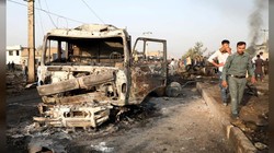 Cảnh sát kiểm tra hiện trường vụ đánh bom ở Kabul hôm 3/9 (Ảnh: Reuters)