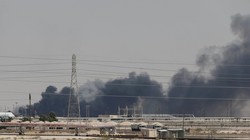 Khói bốc lên sau đòn không kích tại cơ sở dầu Abqaiq của Arab Saudi (Ảnh: Reuters)