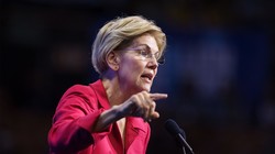 Bà Elizabeth Warren là người chỉ trích kịch liệt các ngân hàng và tập đoàn lớn của Mỹ (Ảnh: VanityFair)