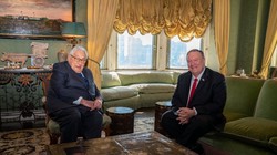 Ngoại trưởng Mỹ Mike Pompeo trong cuộc gặp với ông Henry Kissinger mới đây (Ảnh: The Hill)