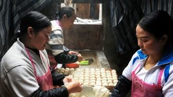 Bên trong một xưởng làm thịt từ đậu phụ ở Quý Châu, Trung Quốc (Ảnh: Getty)