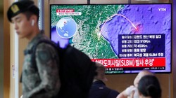 Người dân Hàn Quốc theo dõi tin tức về vụ phóng tên lửa của Triều Tiên trên truyền hình (Ảnh: Reuters)