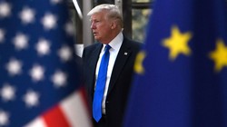 Việc chính quyền Trump áp thuế EU có thể làm bùng phát căng thẳng trong thương mại (Ảnh: CNBC)