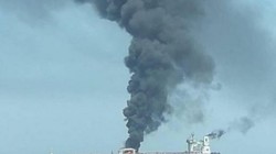Tàu chở dầu của Iran bốc cháy dữ dội sau khi dính 2 tên lửa (Ảnh: Getty)