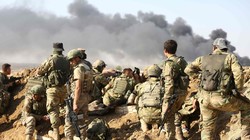 Lực lượng Thổ Nhĩ Kỳ và phe nổi dậy mà họ hậu thuẫn ở Syria tập trung bên ngoài thị trấn Ras al-Ayn, Đông Bắc Syria hôm 12/10 (Ảnh: AFP)