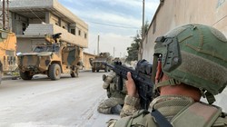 Binh sĩ Thổ Nhĩ Kỳ đóng tại thị trấn biên giới Tal Abyad của Syria (Ảnh: RT)