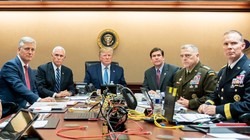 Tổng thống Trump cùng nhiều quan chức, tướng lĩnh cấp cao theo dõi cuộc đột kích thủ lĩnh IS trong Phòng Tình huống (Ảnh: Twitter)