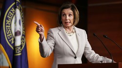 Chủ tịch Hạ viện Mỹ Nancy Pelosi quyết đẩy nhanh tiến trình điều tra luận tội ông Trump (Ảnh: CNBC)