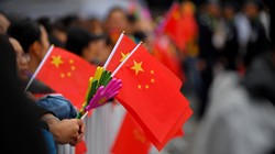 Văn bản mới tập trung xây dựng lòng yêu nước, đạo đức của công dân (Ảnh: Guardian)