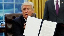 Ông Trump giơ cao sắc lệnh kèm chữ ký của mình về việc rút Mỹ khỏi TPP hồi tháng 1/2017 (Ảnh: Nikkei)
