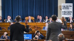 Phiên điều trần công khai đầu tiên được thực hiện đã đưa ra nhiều tình tiết mới bất ngờ (Ảnh: Politico)