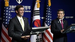 Bộ trưởng Quốc phòng Mỹ Mark Esper cùng người đồng cấp Hàn Quốc Jeong Kyeong-doo trong cuộc họp báo chung ngày 17/11 (Ảnh: Reuters)