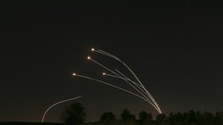 Hệ thống Vòm Sắt của Israel đánh chặn các rocket phóng từ Dải Gaza gần Sderot, Israel hồi tháng 5 năm nay (Ảnh: AP)