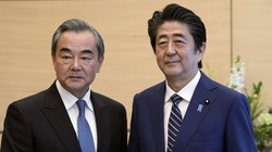 Ngoại trưởng Trung Quốc Vương Nghị (trái) đưa ra phản ứng về kết quả bầu cử Hong Kong sau cuộc họp với Thủ tướng Nhật Shinzo Abe (Ảnh: AP)