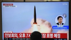 Người dân Hàn Quốc theo dõi một vụ thử tên lửa của Triều Tiên qua truyền hình (Ảnh: Getty)