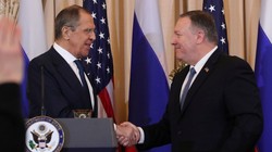 Ngoại trưởng Lavrov (trái) gặp gỡ người đồng cấp Mỹ Mike Pompeo (Ảnh: AP)