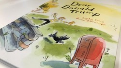 Cuốn sách “Dear Donald Trump” xuất hiện trong một cuộc phỏng vấn tại văn phòng làm việc của Thủ tướng New Zealand Jacinda Ardern (Ảnh: Reuters)