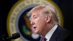 Khác với Bill Clinton, ông Trump không tỏ ra "hối hận" mà quyết "chơi tất tay" với phe Dân chủ (Ảnh: Politico)