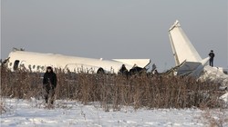 Hiện trường vụ tai nạn hàng không khiến ít nhất 15 người thiệt mạng ở Almaty, Kazakhstan (Ảnh: Reuters)