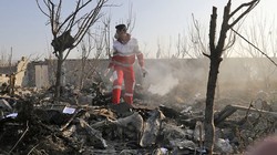 Hiện trường vụ tai nạn máy bay thảm khốc ở Iran (Ảnh: CNN)