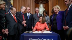 Chủ tịch Hạ viện Nancy Pelosi ký 2 điều khoản luận tội Trump để chuyển cho Thượng viện (Ảnh: Guardian)